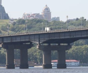 КП “Київтеплоенерго” працює над ліквідацією пошкодження на мосту Патона