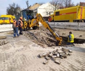 Київтеплоенерго перепідключає споживачів на іншу тепломагістраль після пошкодження трубопроводу на вулиці Ярославській