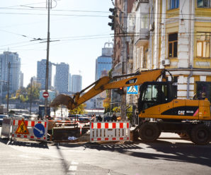 У центрі Києва замінюють проблемну тепломагістраль
