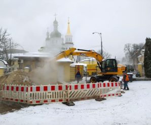 Аварійна бригада Київтеплоенерго усуває пошкодження тепломережі на вулиці Лаврській