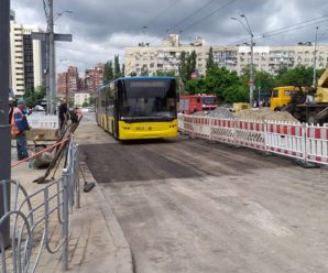 Рух транспорту після пошкодження тепломережі на вулиці Антоновича відновлено