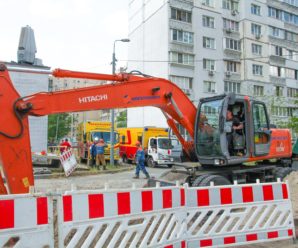На проспекті Бажана Київтеплоенерго замінює аварійну ділянку тепломережі