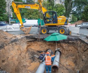 Київтеплоенерго замінило магістральну тепломережу на проспекті Порика під дорожнім покриттям, не зупиняючи рух транспорту