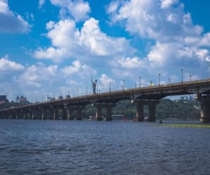 Київтеплоенерго продовжує гідравлічні випробування тепломереж на мосту Патона: триває локалізація виявленого пошкодження