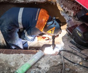 Київтеплоенерго відремонтувало трубопровід під проїжджою частиною дороги на вулиці Лаврській, не зупиняючи рух автотранспорту